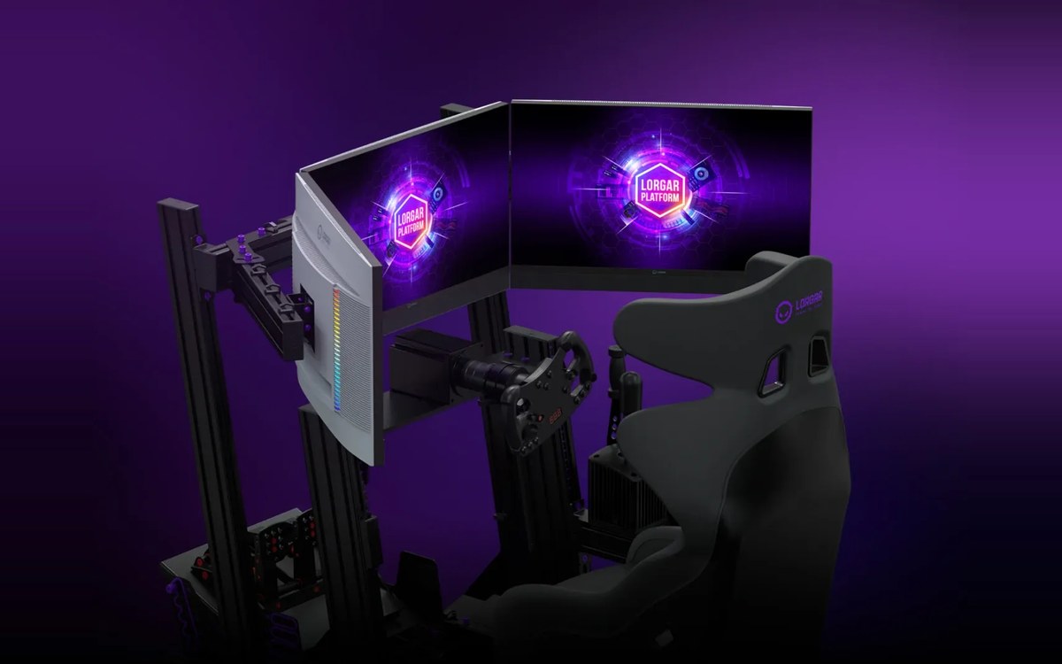 Kokpit LORGAR Sim Racing Pro na profilach aluminiowych: kierownica, dźwignia zmiany bieg&oacute;w, hamulec ręczny, pedały, fotel kubełkowy i dwa monitory na wysięgnikach