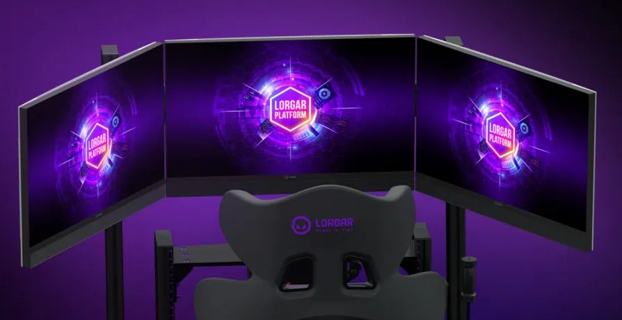 Kokpit LORGAR Sim Racing Pro z trzema monitorami ustawionymi łukiem wok&oacute;ł fotela